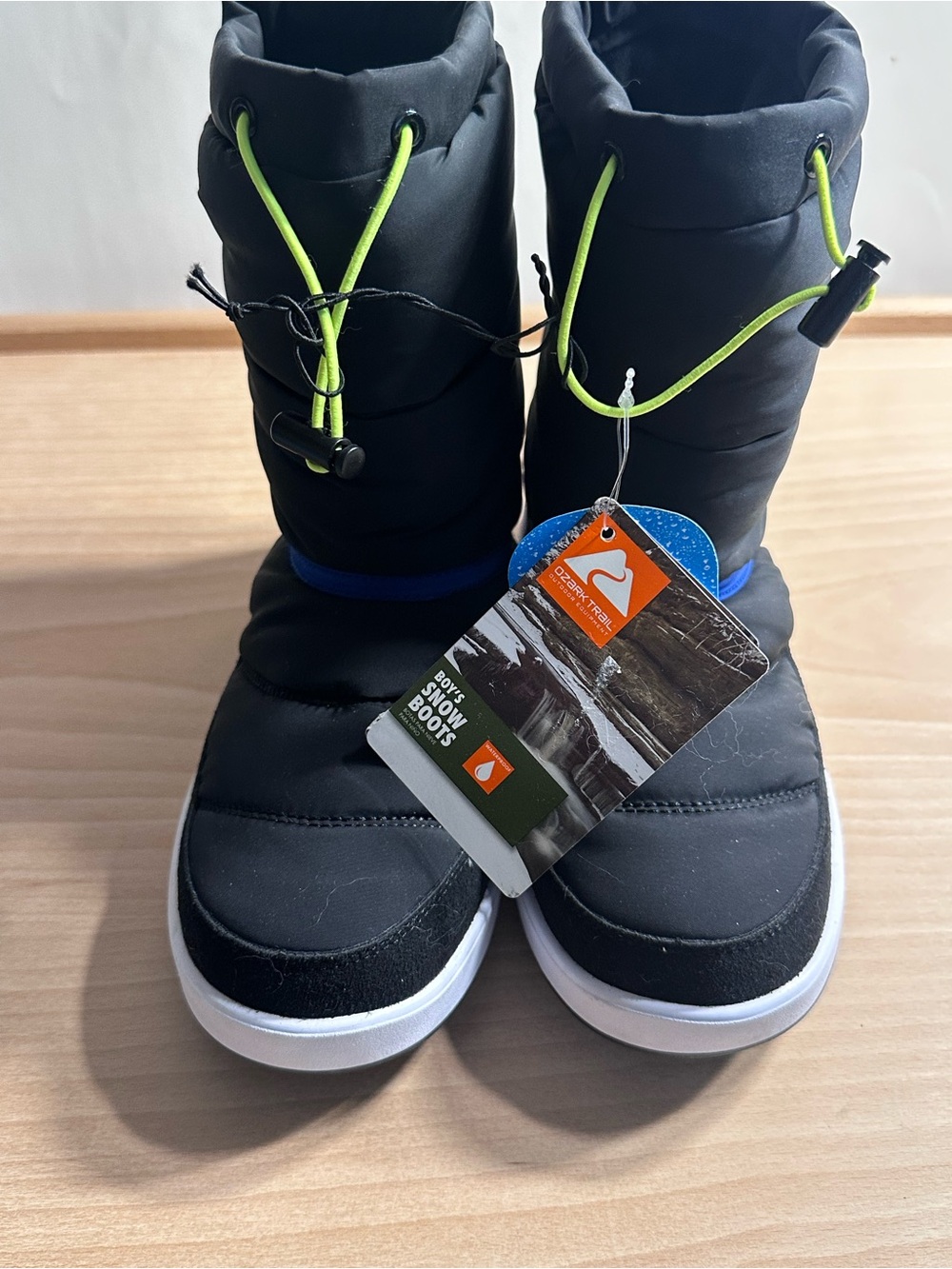 Boys Black Snow Boots with Neon Green Drawcords size 4